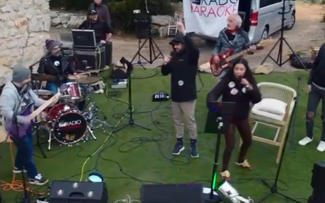 ¿Banda de versiones o Karaoke en directo? Por qué no tienes que elegir