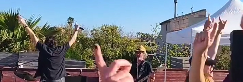 Cantar con una banda en directo: 5 sensaciones que no te da un karaoke de pantalla