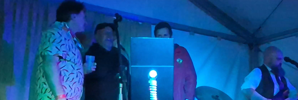 Duelo de cuñados: El karaoke en directo como la actividad estrella del cóctel