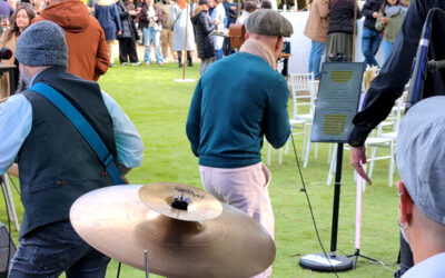 Novios que rockean: Guía para abrir el baile con una banda de karaoke en vivo