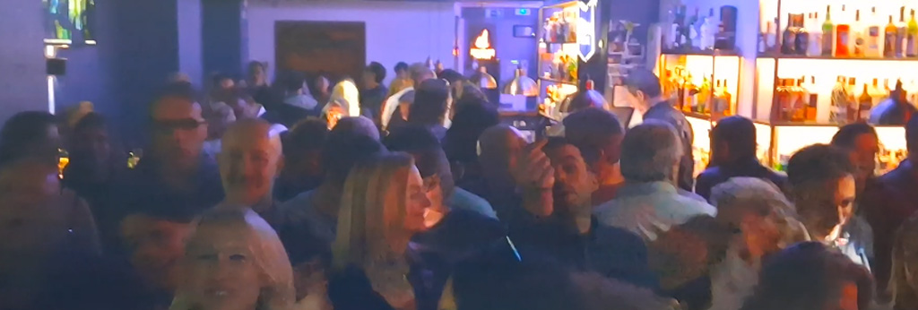 ¿Qué es un karaoke con banda en directo y cómo funciona?