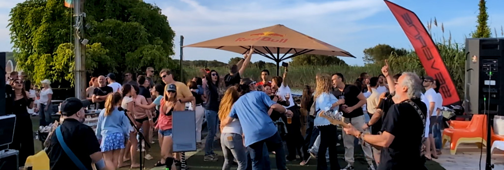 ¿Cómo contratar una banda de versiones que además sea interactiva?