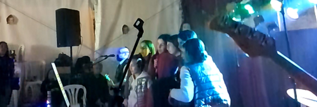 ¿Es necesario saber cantar bien para participar en un karaoke con banda?