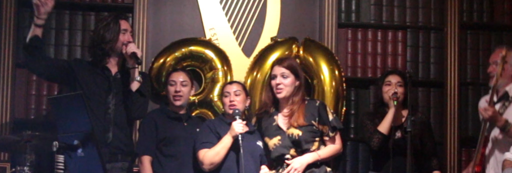 ¿Cómo contratar a una banda que deje cantar a los invitados?